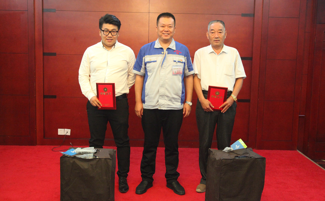 总经理孙宁波为销售精英颁发证书及奖品