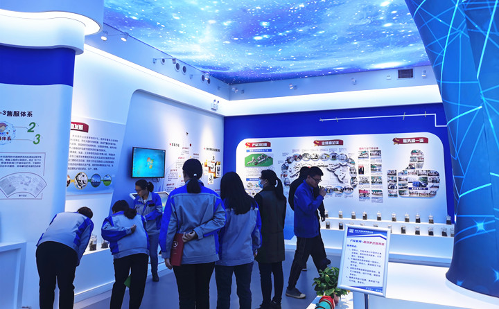 人事部经理为新员工讲解公司生物质草莓视频下载网站产品 生物质草莓视频下载网站械