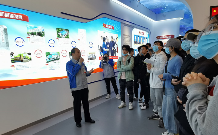 景书记从草莓视频APP网址进入18在线的品牌、企业理念、公司规模、全球布局等方面介绍了公司