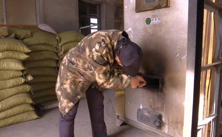 草莓视频APP网址进入18在线在店子乡政府锅炉房看到，锅炉内正在使用生物质颗粒燃料加热取暖。店子乡工作人员告诉草莓视频APP网址进入18在线，生物质燃料与传统的煤炭相比，十分的环保方便。