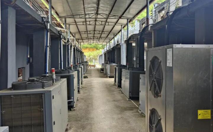 智能化烘烤和以前老式的烤房不一样，它是利用里面温度和湿度传感器传到主控仪，主控仪再来感知它的温度和湿度，进而控制燃烧机火力的大小和排湿的大小来调制烘烤烟叶，所以更加精准，更加灵敏，而且烘烤的烟叶质量也要好得多。