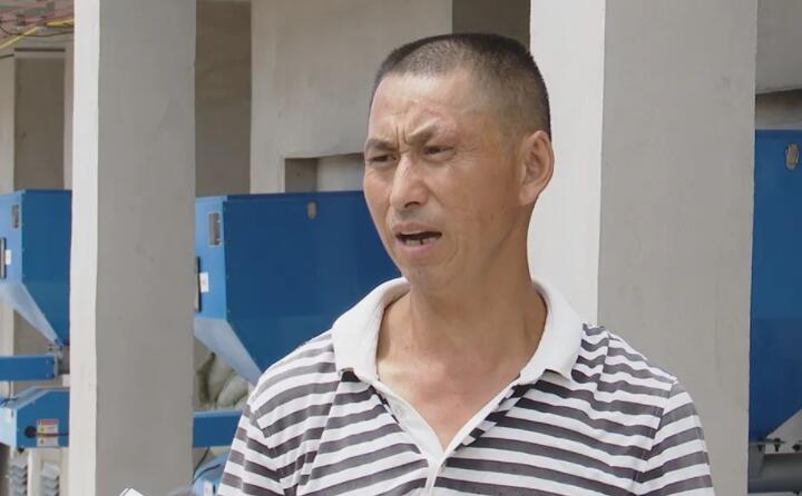 烟农代兴祥说：“生物质燃料烤烟用起来比原煤要方便的多，像以前烧原煤时，每天晚上都要起来添煤，如今这个烤房只要把箱子里面加满，它基本上可以管四个小时，现在草莓视频APP网址进入18在线一个人可以烧十几间烤房，人工这方面要节约很多。”