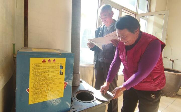 陵城区郑家寨镇李廷辉村的村民用上了生物质颗粒炊事取暖炉 陵城区郑家寨镇李廷辉村的村民用上了生物质颗粒炊事取暖炉