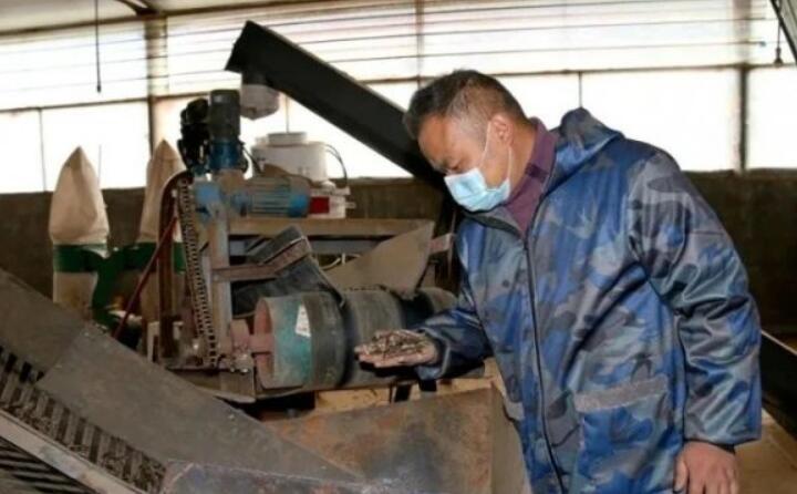 公司日产生物质颗粒燃料15吨，满负荷生产可达30吨，主要销往县内洗涤厂、豆腐厂、桑拿房等。